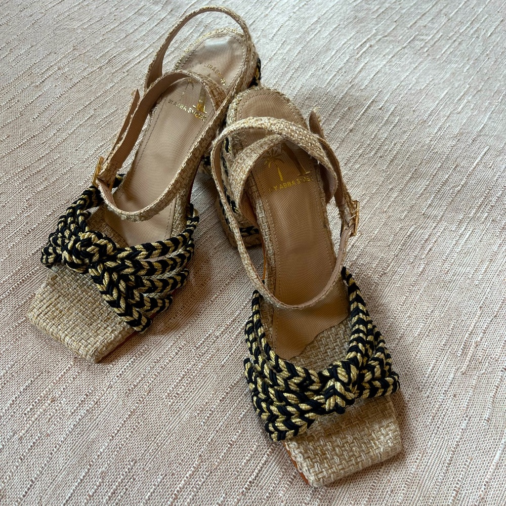 Never worn Alex Vinash block heel block heel sandals. An Argentinian designer